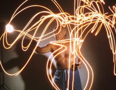 Foto del giorno: i disegni di luce di Picasso