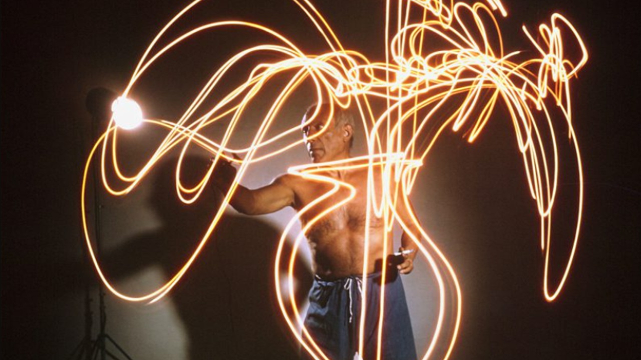 Foto del giorno: i disegni di luce di Picasso
