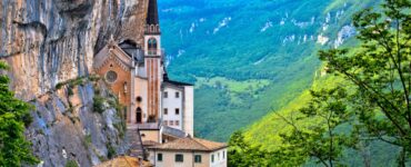 Il Santuario della Madonna della Corona: perché non costruire una chiesa su un dirupo?