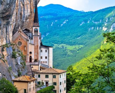 Il Santuario della Madonna della Corona: perché non costruire una chiesa su un dirupo?