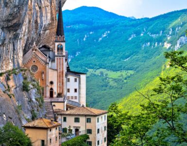 Il Santuario della Madonna della Corona: perché non costruire una chiesa su un dirupo?