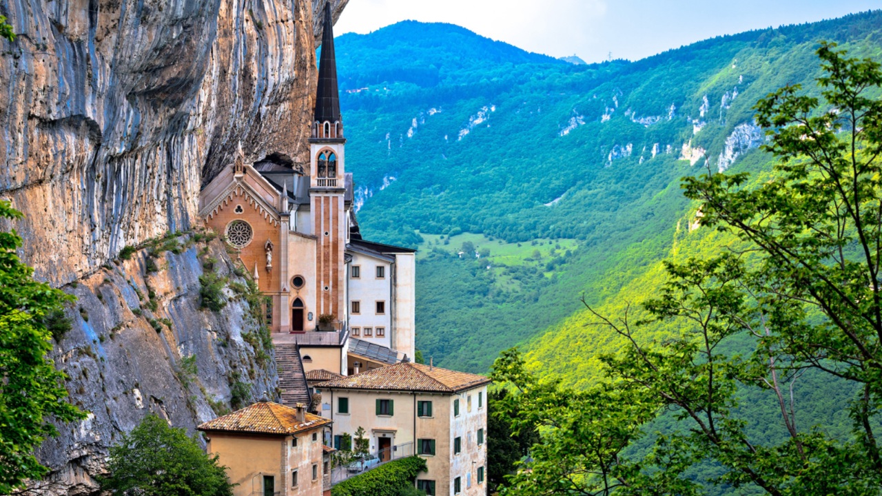 Il Santuario della Madonna della Corona: perché non costruire una chiesa su un dirupo?