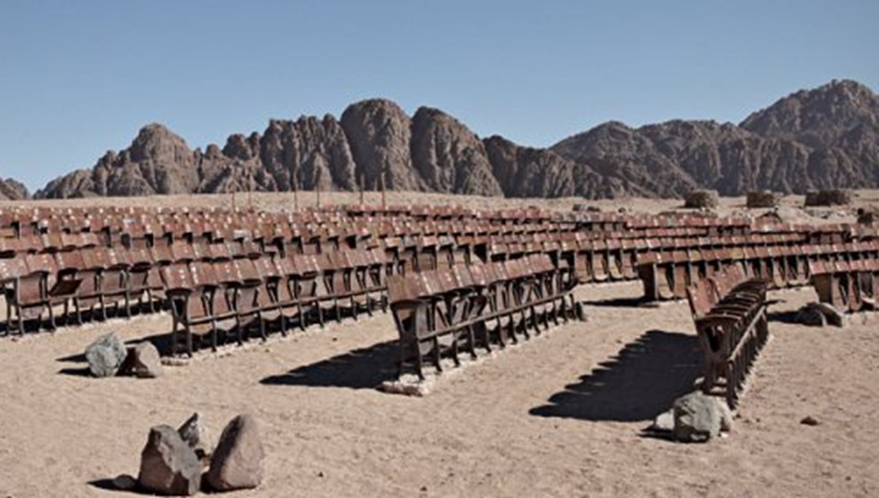 cinema nel deserto sedie legno Sinai