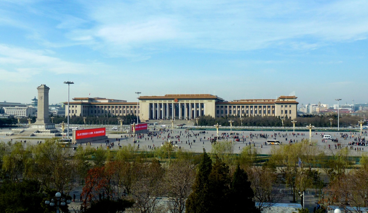 Guardia dall'uniforme ricamata piazza Tienanmen