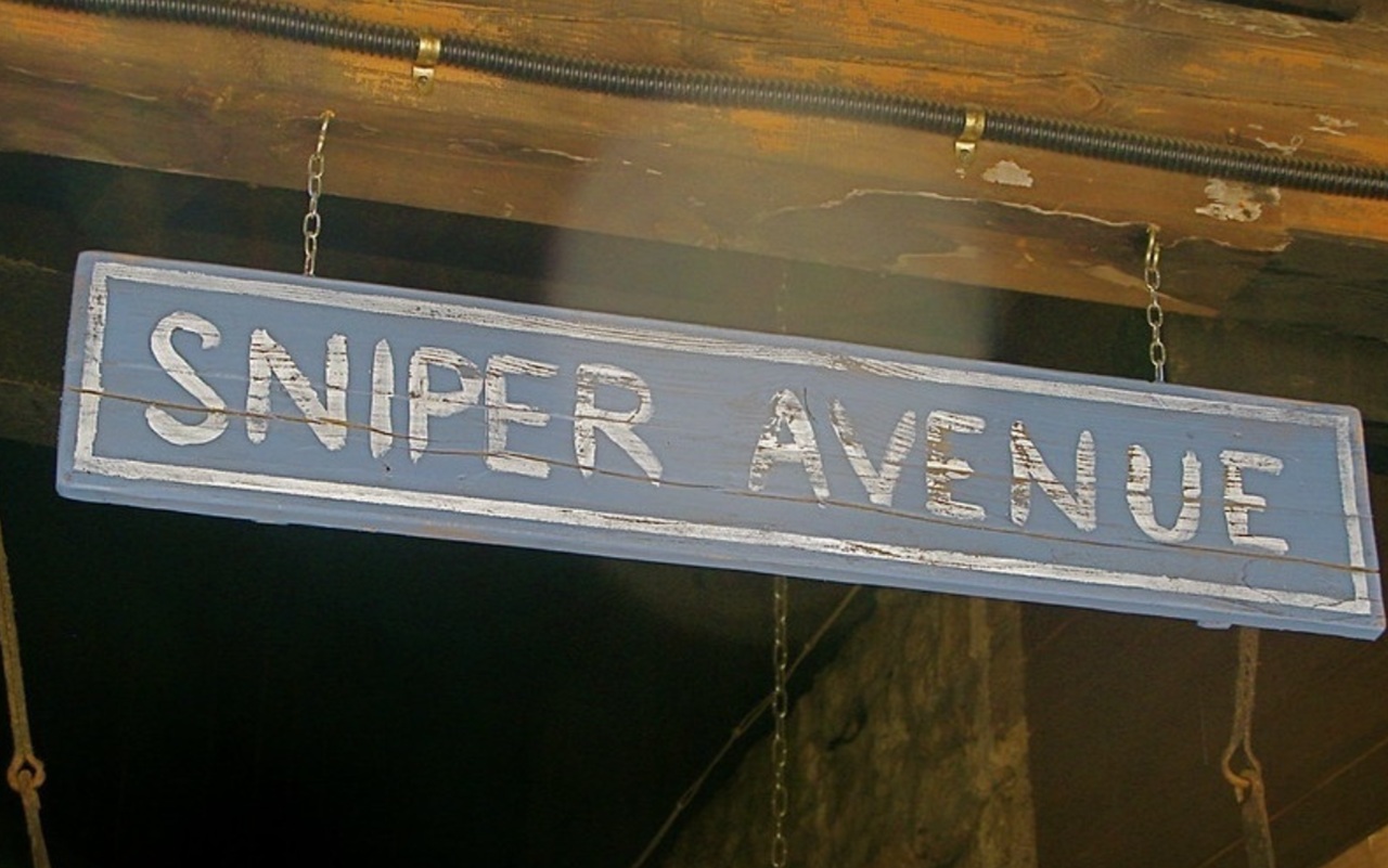 safari umani di Sarajevo foto cartello