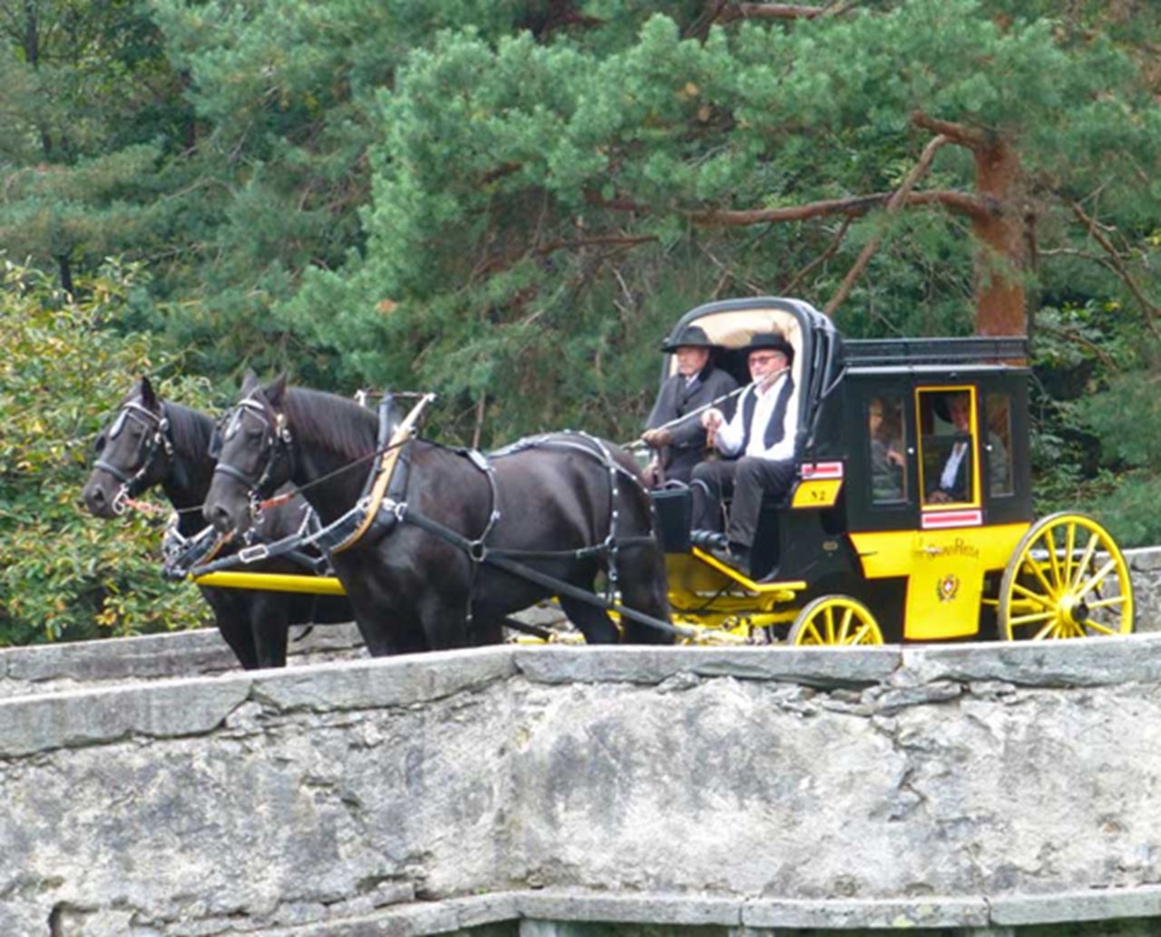 carrozza, diligenza postale restaurata 