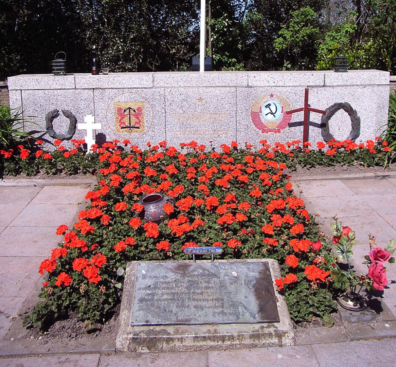 4 aprile foto cimitero
