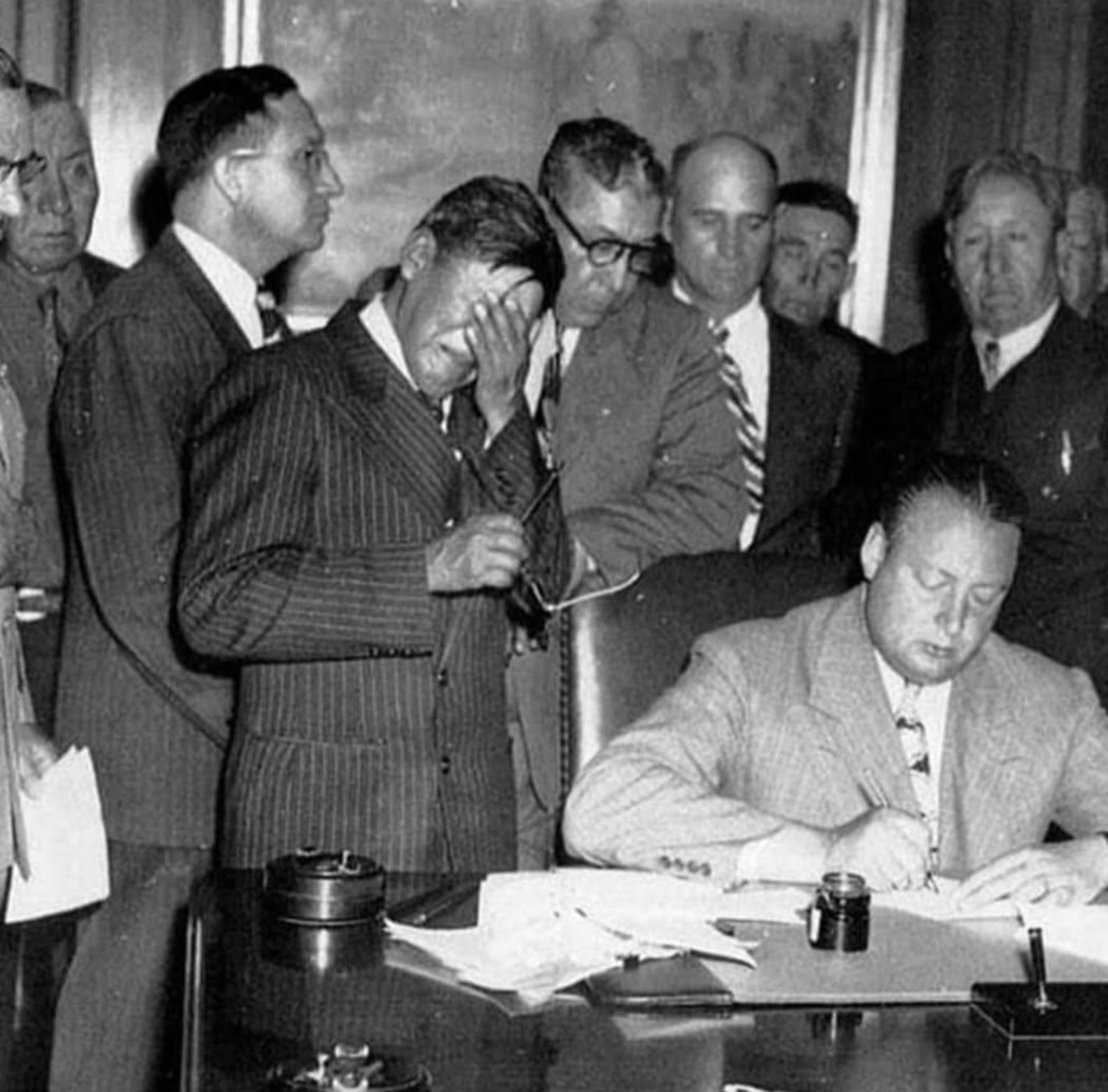 George Gillette firma diga di Garrison