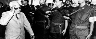 Foto del giorno: l'Italia in guerra in Libano, il saluto del Presidente Pertini