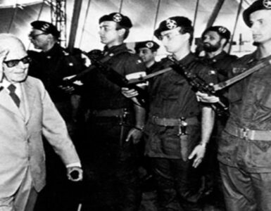 Foto del giorno: l'Italia in guerra in Libano, il saluto del Presidente Pertini