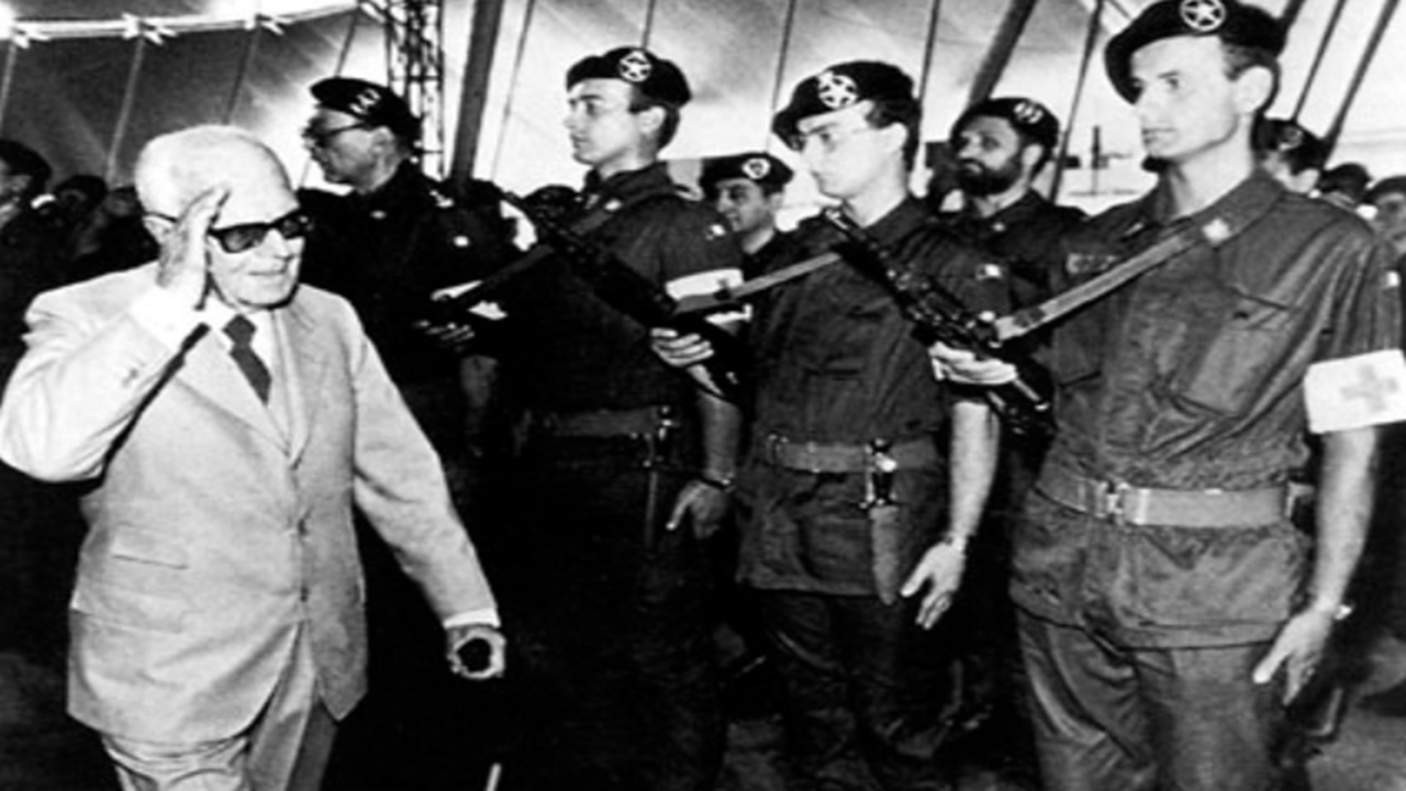 Foto del giorno: l'Italia in guerra in Libano, il saluto del Presidente Pertini