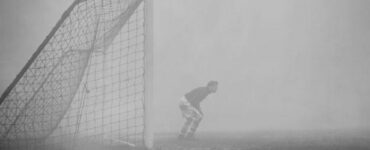 Foto del giorno: Sam Bartram solo nella nebbia