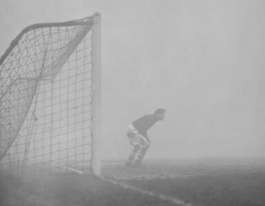 Foto del giorno: Sam Bartram solo nella nebbia