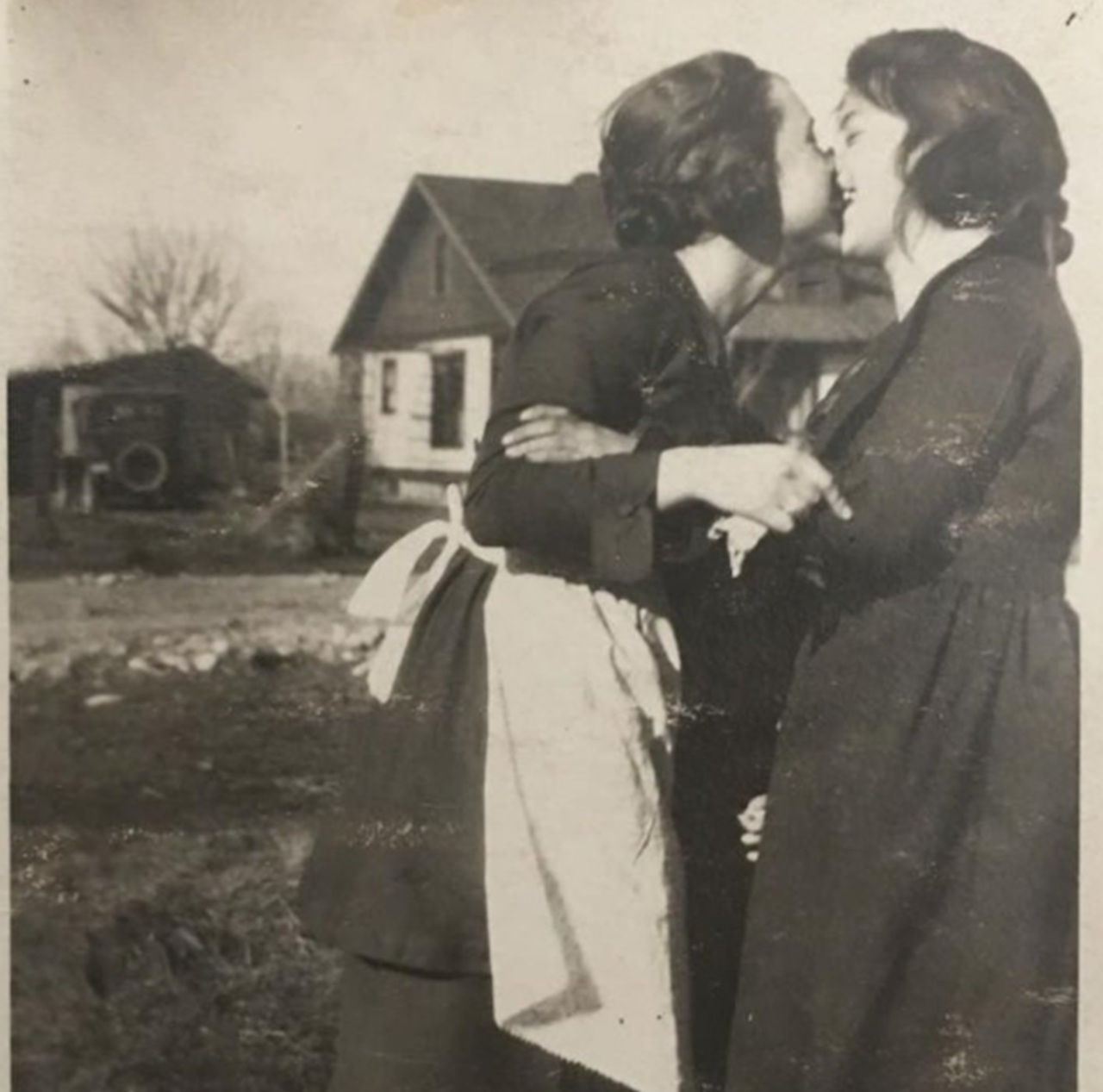 bacio fra donne fattoria