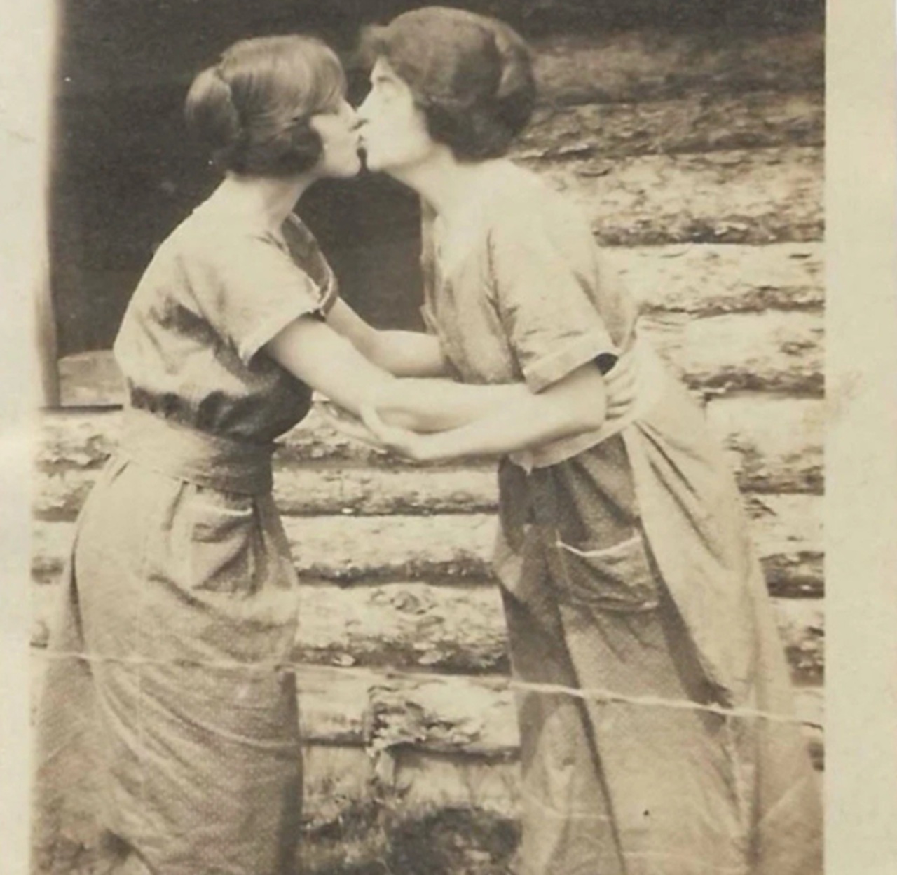 bacio fra donne davanti casa