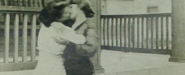 Foto del giorno: un bacio fra donne nel 1906