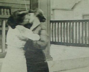 Foto del giorno: un bacio fra donne nel 1906