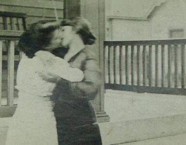 Foto del giorno: un bacio fra donne nel 1906
