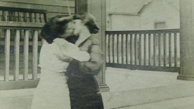 Foto del giorno: un bacio fra donne nel 1906