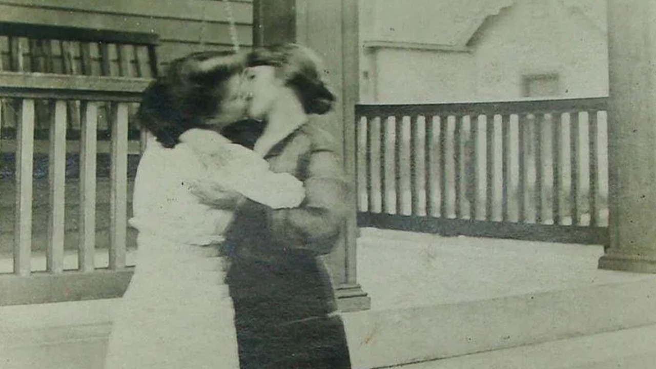 Foto del giorno: un bacio fra donne nel 1906