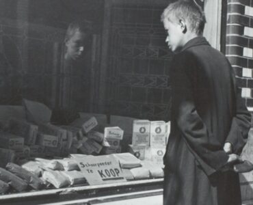 Foto del giorno: un ragazzo affamato durante la carestia olandese del 1944