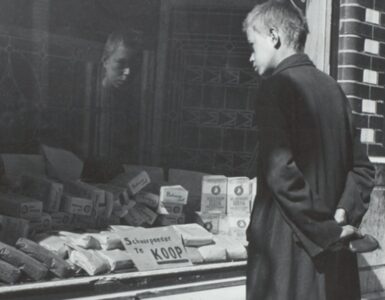 Foto del giorno: un ragazzo affamato durante la carestia olandese del 1944