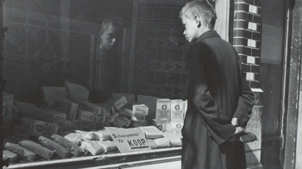 Foto del giorno: un ragazzo affamato durante la carestia olandese del 1944