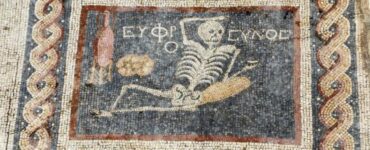 Lo scheletro del mosaico antico che dice "Siate felici e godetevi la vita"
