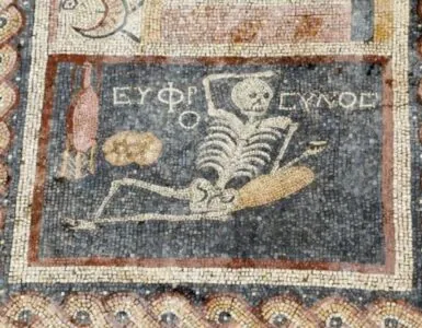 Lo scheletro del mosaico antico che dice "Siate felici e godetevi la vita"